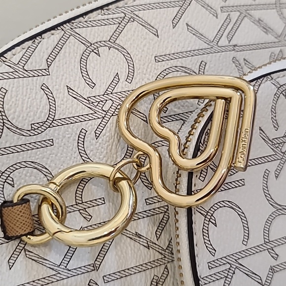 Backpack - Picture 2 of 9